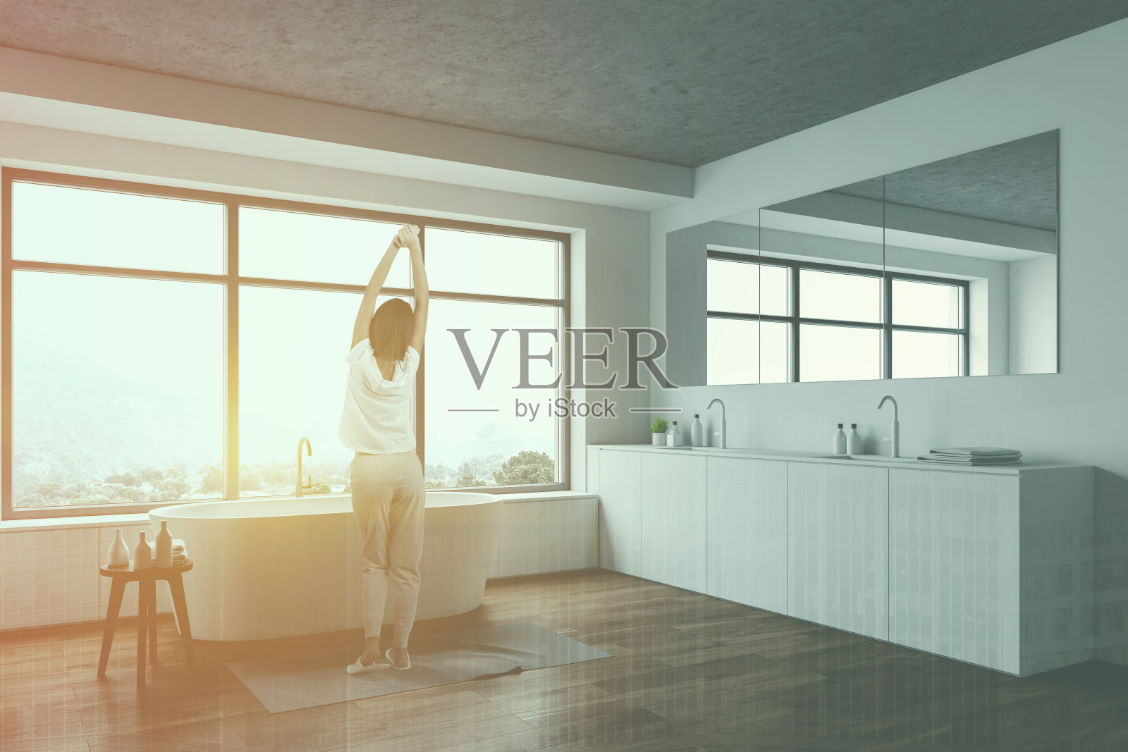 女人在白色现代浴室角落照片摄影图片