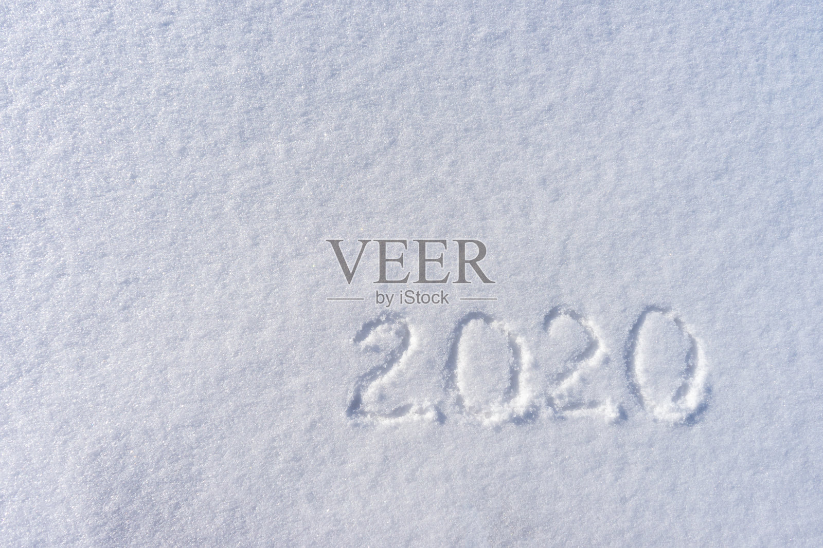 文字2020写在白雪皑皑的阳光冬日。圣诞快乐,恭贺新禧。寒假的概念照片摄影图片