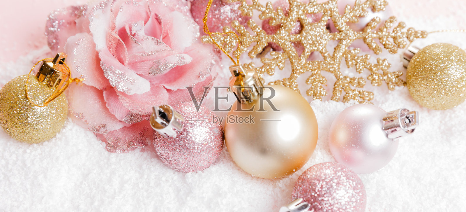 圣诞圣诞创意金粉圣诞圣诞构图,圣诞粉色装饰圣诞彩带球,雪花照片摄影图片