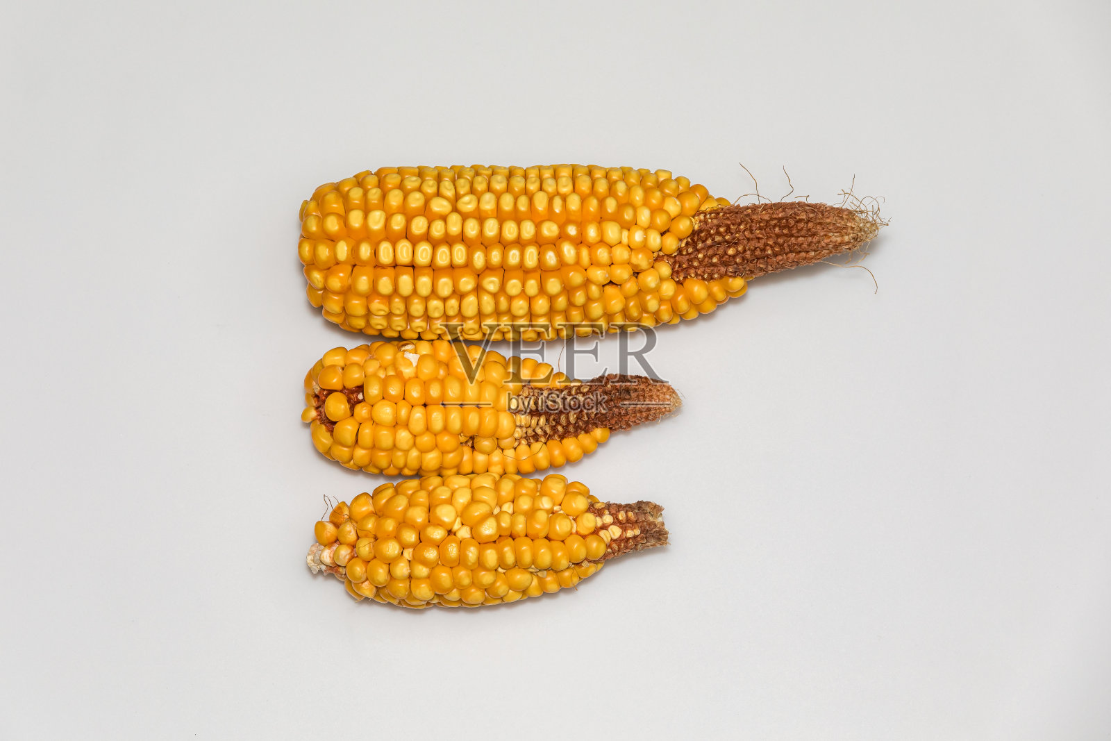 孤立的特写畸形,发育不全的玉米穗与缺失的粒在白色背景的尖端。Tip back,短Tip fill, incomplete kernel set照片摄影图片