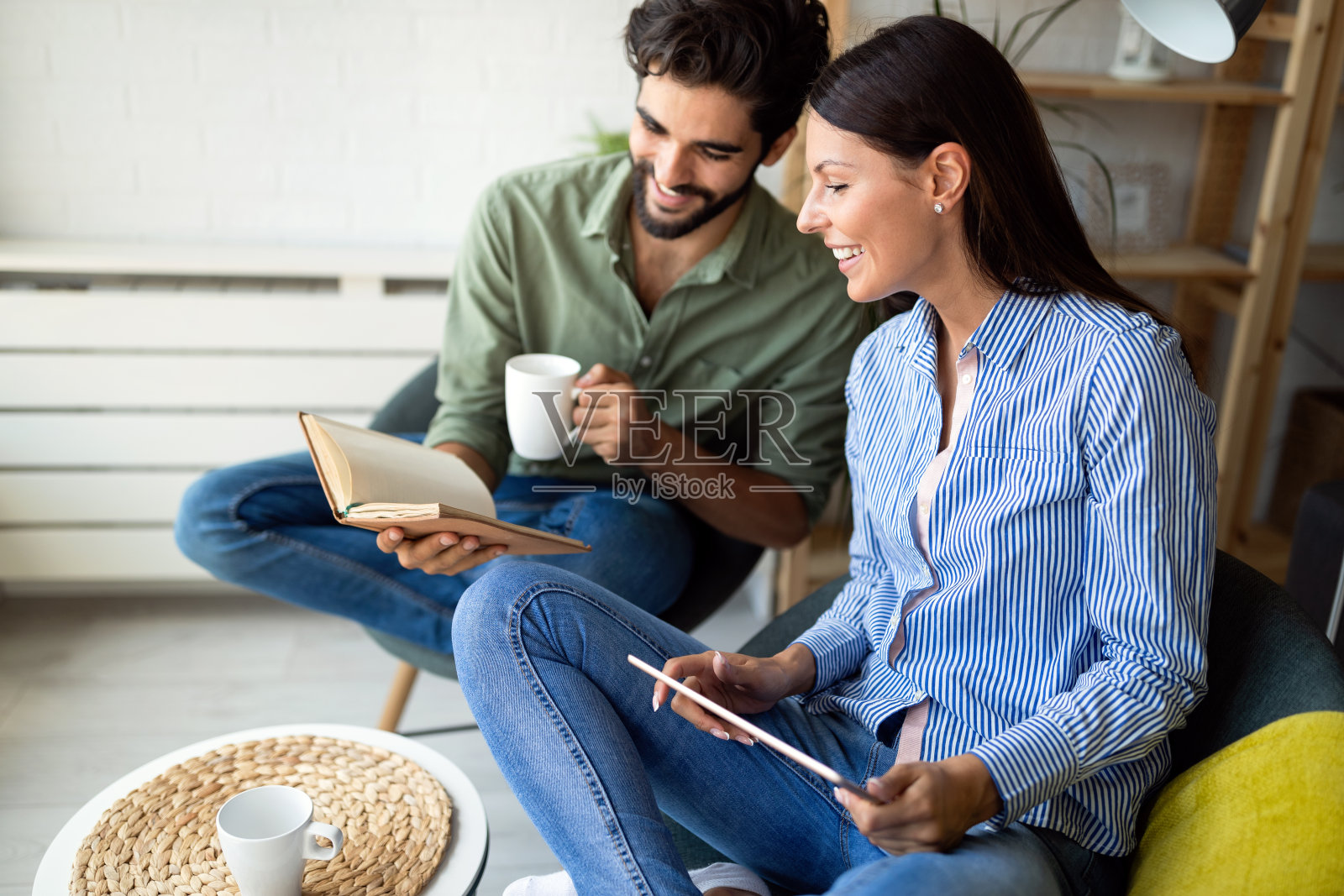 情侣们正在决定哪本书或电子书更好照片摄影图片