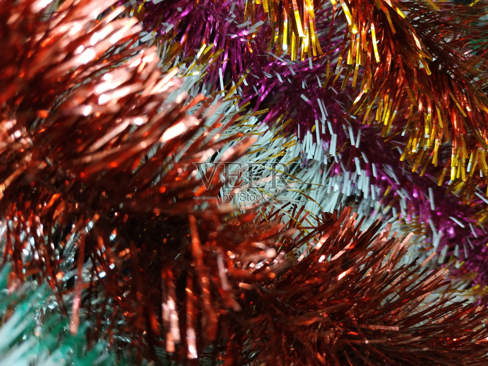 五颜六色的金属箔,圣诞装饰品。节日的背景。为文本复制空间。照片摄影图片