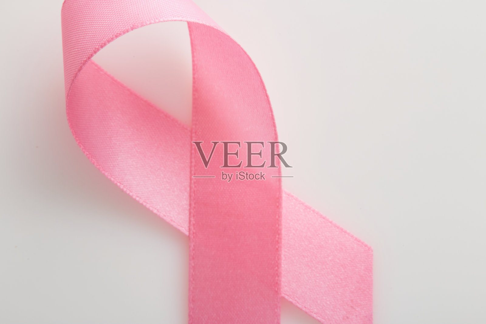 粉色缎子乳癌日标志白色丝带照片摄影图片