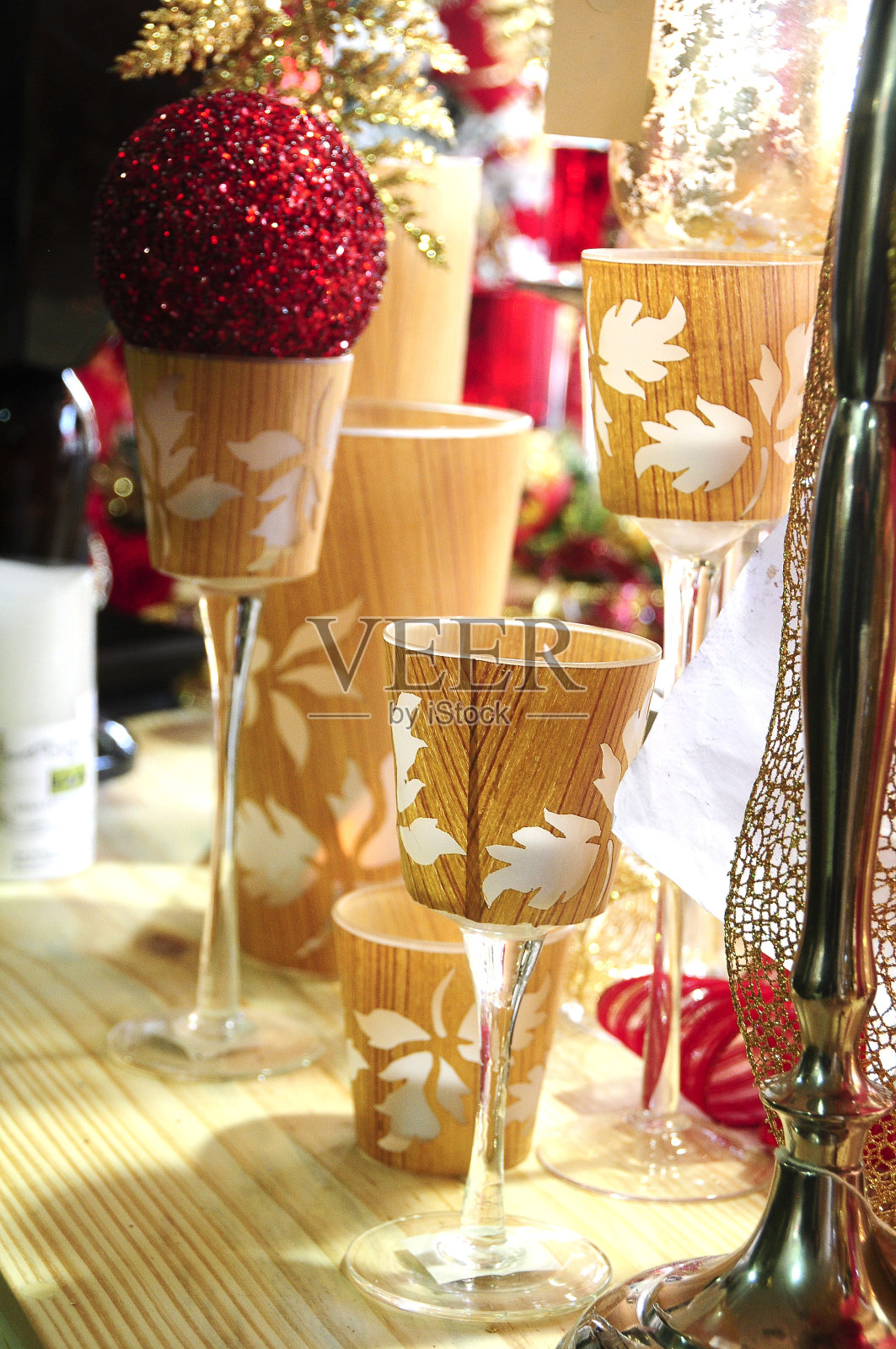 圣诞装饰用射灯定位松球圣诞老人。照片摄影图片