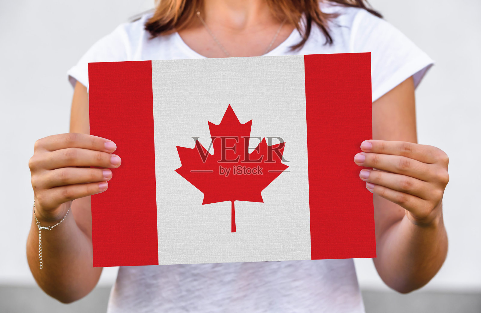 一名女子举着加拿大国旗照片摄影图片