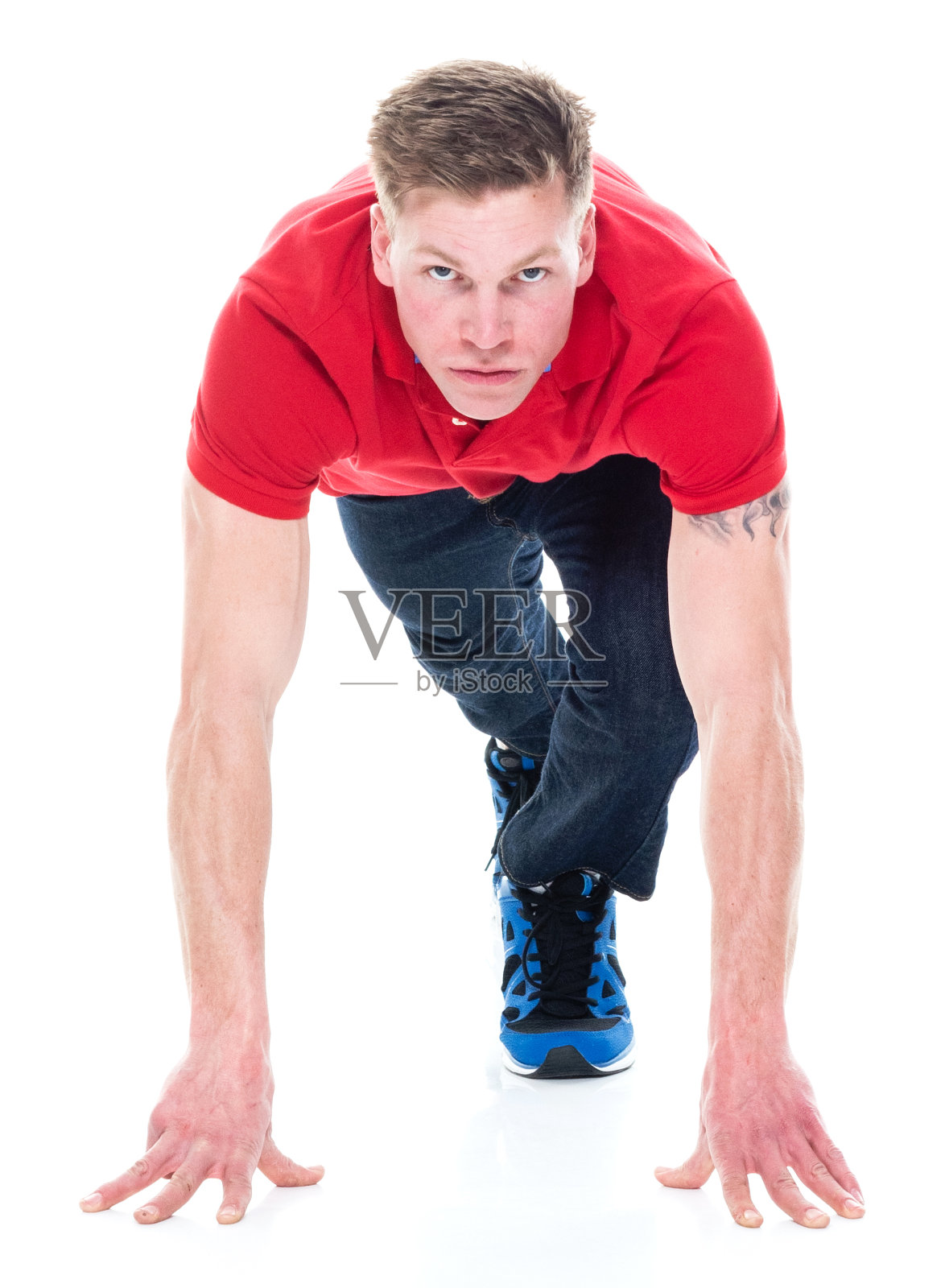 一人独身/体长20-29岁成年帅哥白种男性/年轻男子在起跑线上/穿着牛仔裤/马球衫/运动/径赛/径赛/竞速照片摄影图片