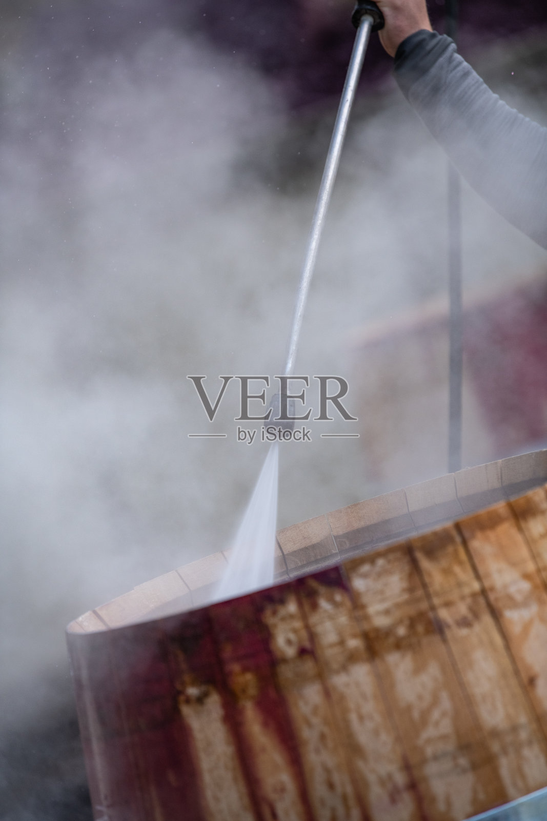 波尔多葡萄酒桶混合发酵后的高压清洗照片摄影图片