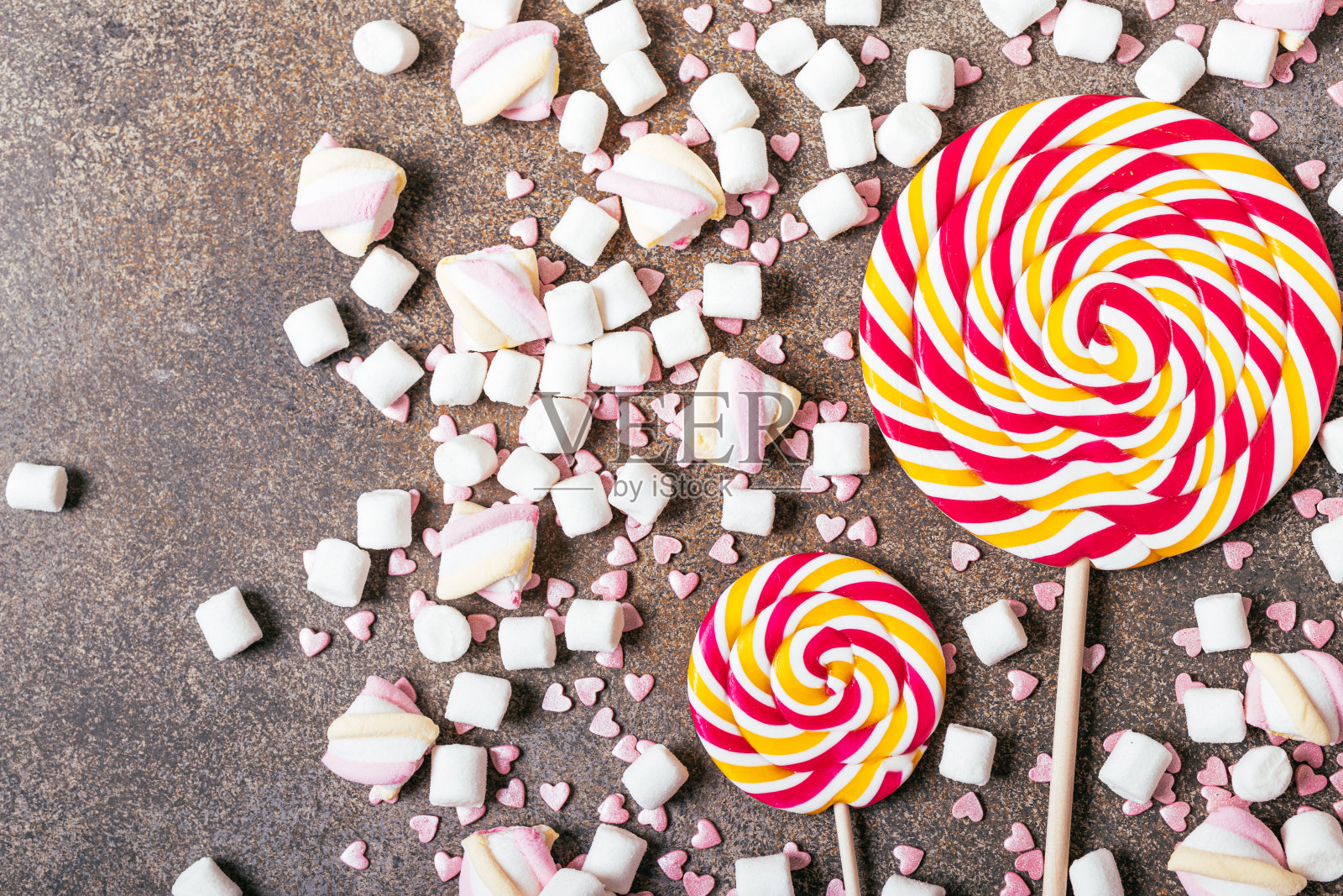 棕色背景上的糖果。照片摄影图片