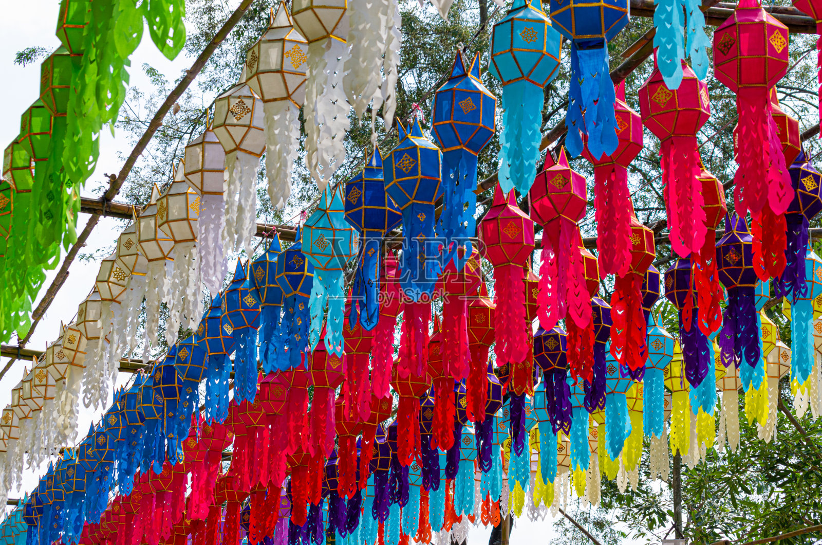 在竹制的脚手架上悬挂着五颜六色的灯笼照片摄影图片