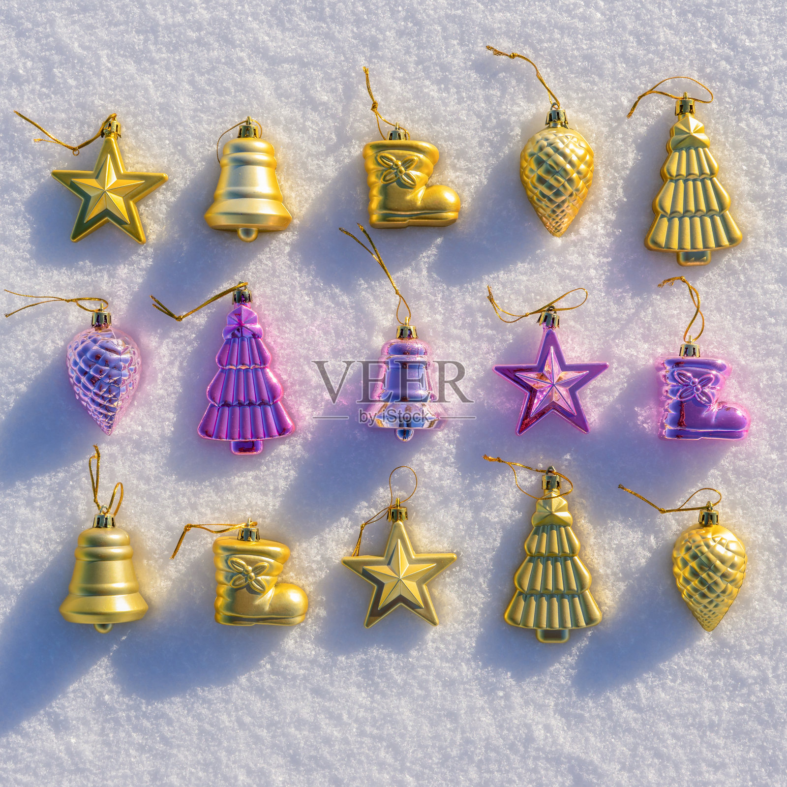 在阳光明媚的冬日里,装饰物品和迷你圣诞玩具躺在洁白的新雪上。寒假贺卡。圣诞快乐,新年快乐概念。平铺,俯视图,拷贝空间照片摄影图片