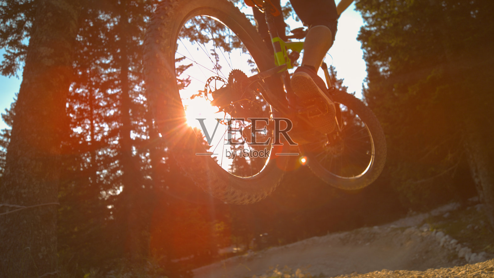 镜头光晕:电影拍摄的极限山地自行车跳下一个木制踢球照片摄影图片