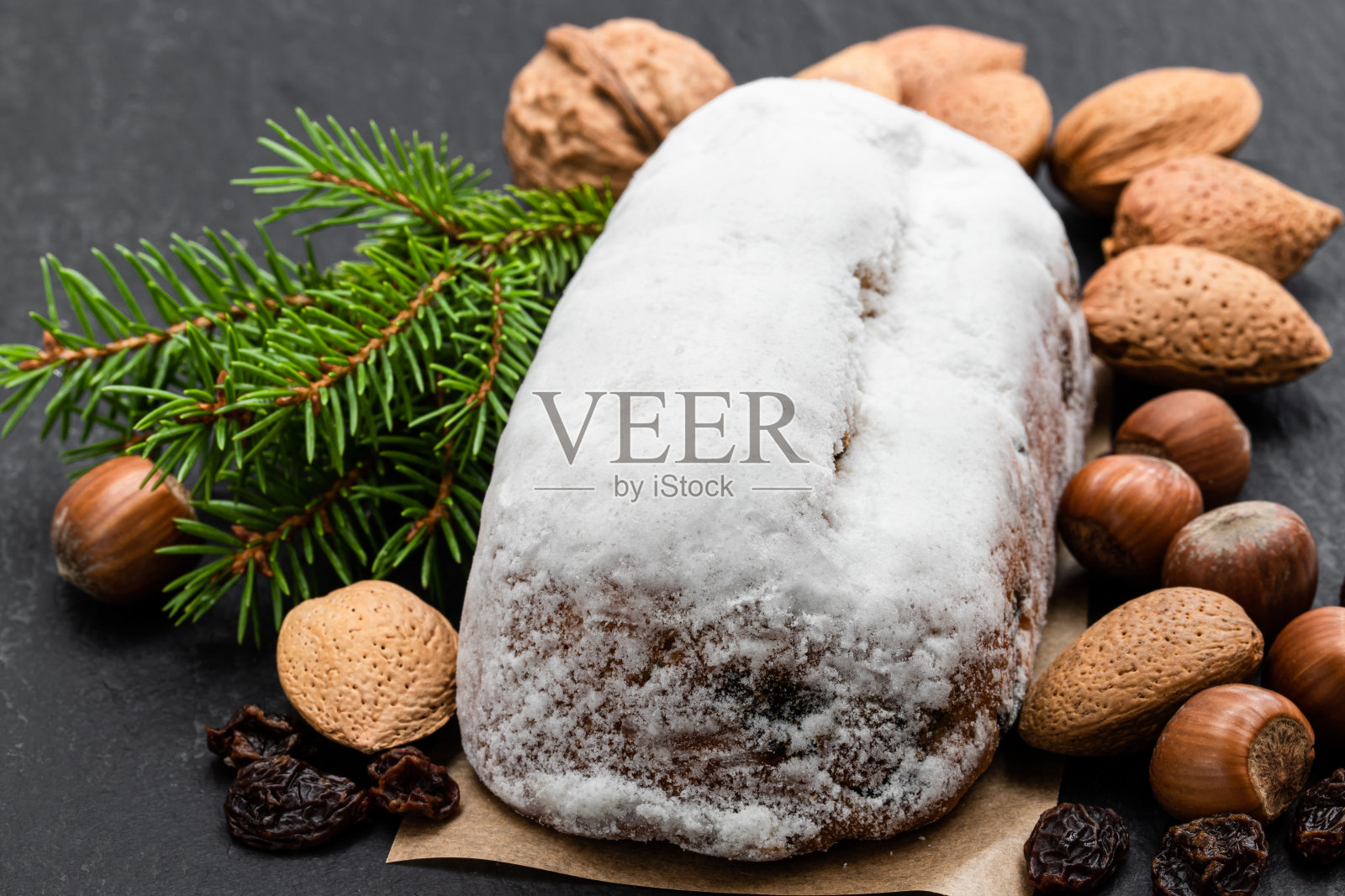 传统的圣诞水果蛋糕放在黑色的石头桌上照片摄影图片