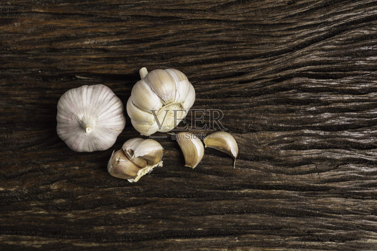 新鲜蒜片及蒜头,复制空间的食品与健康概念。照片摄影图片