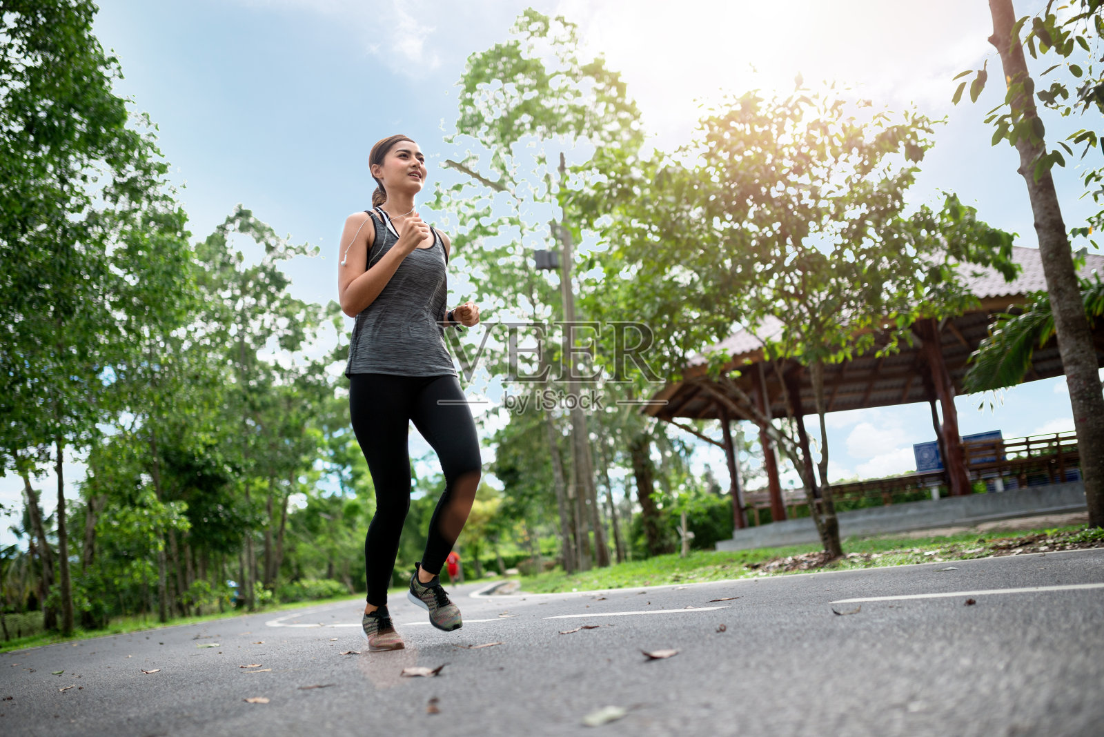 年轻的亚洲女人在花园跑步照片摄影图片
