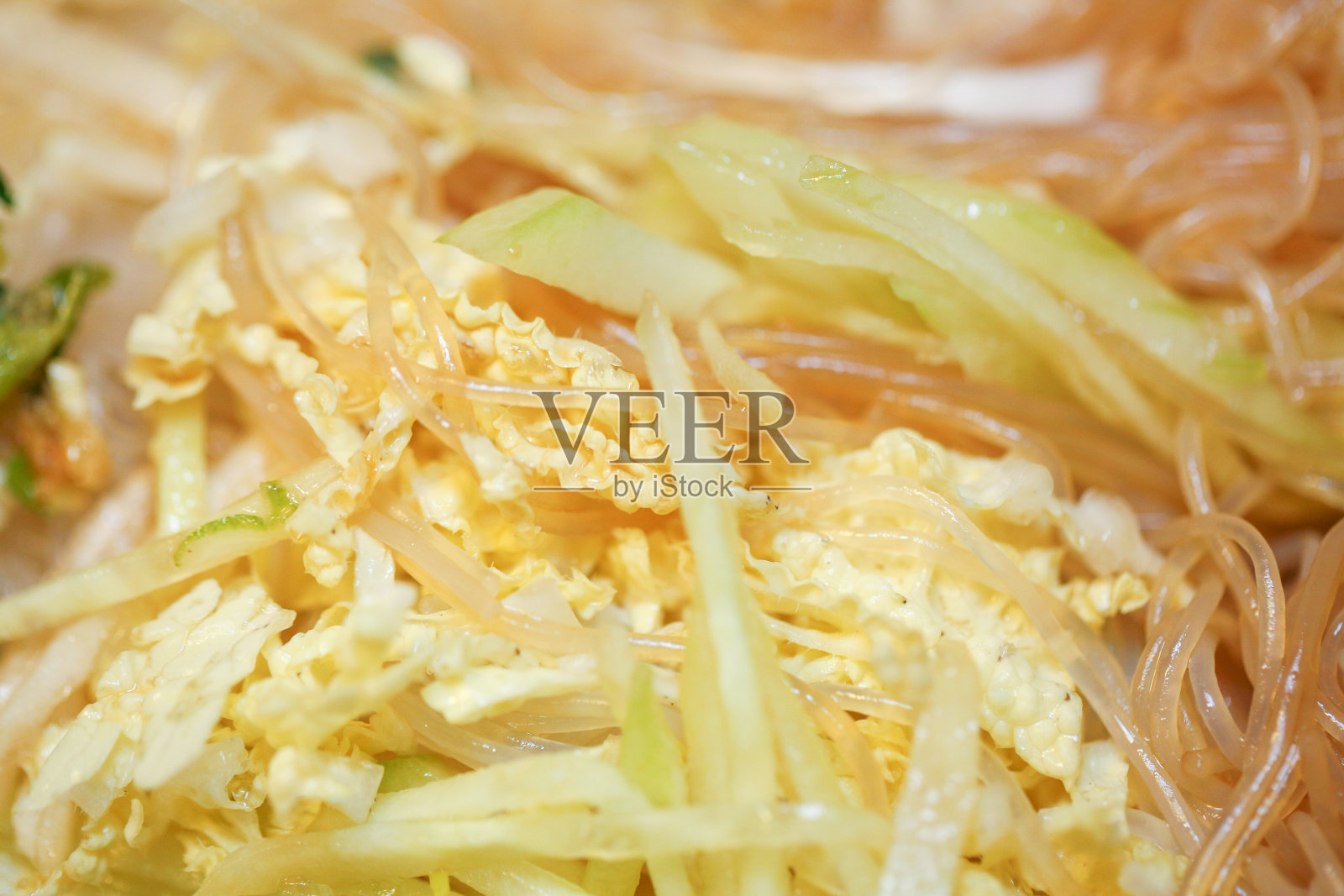 黄瓜、粉丝和卷心菜的中式凉菜照片摄影图片