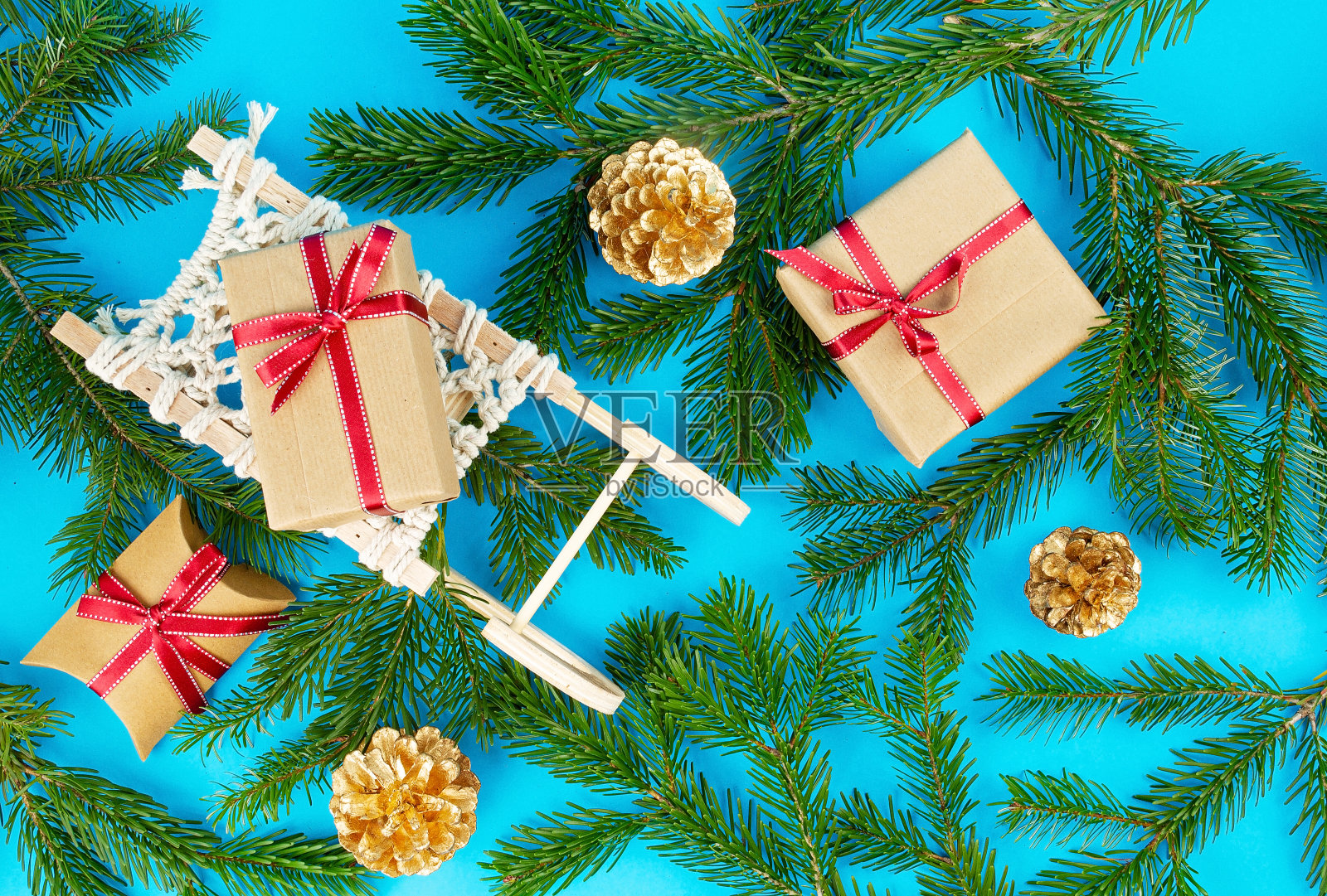 圣诞节装饰用木雪橇、松树、礼品照片摄影图片