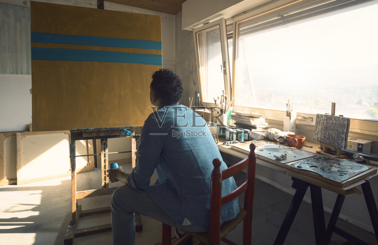创意艺术家坐在工作室里工作照片摄影图片