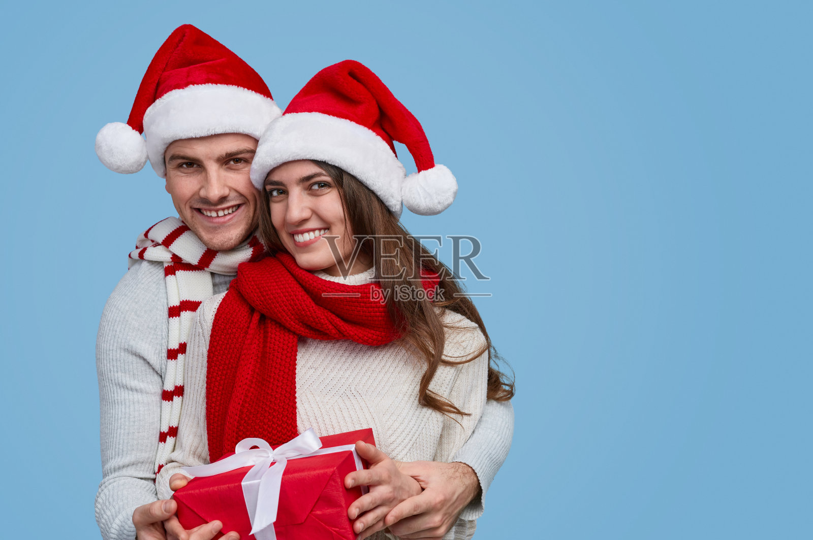 快乐的夫妇与圣诞礼物照片摄影图片