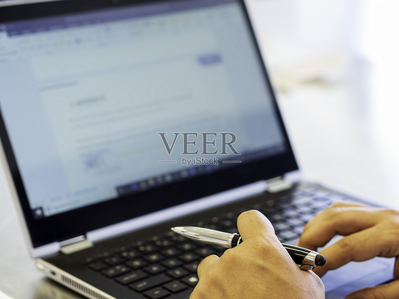 一双用笔记本电脑键盘工作的手照片摄影图片