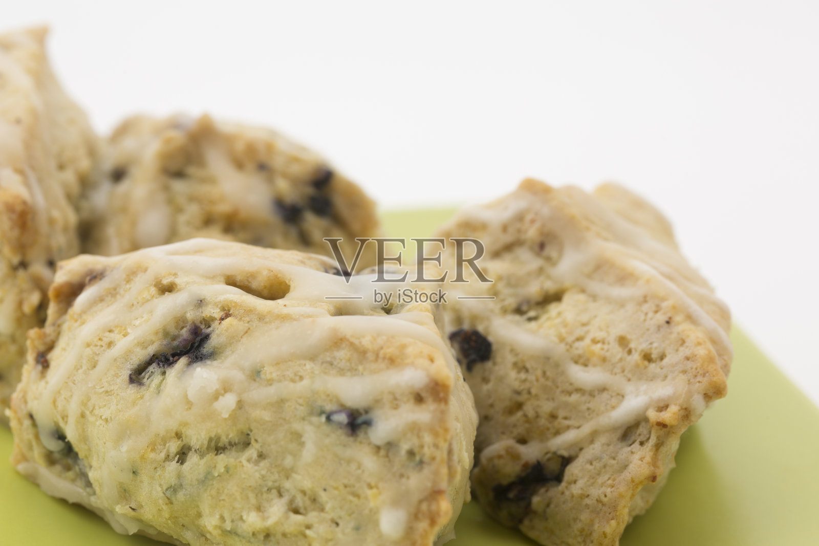 绿色盘子上的黄油蓝莓烤饼照片摄影图片