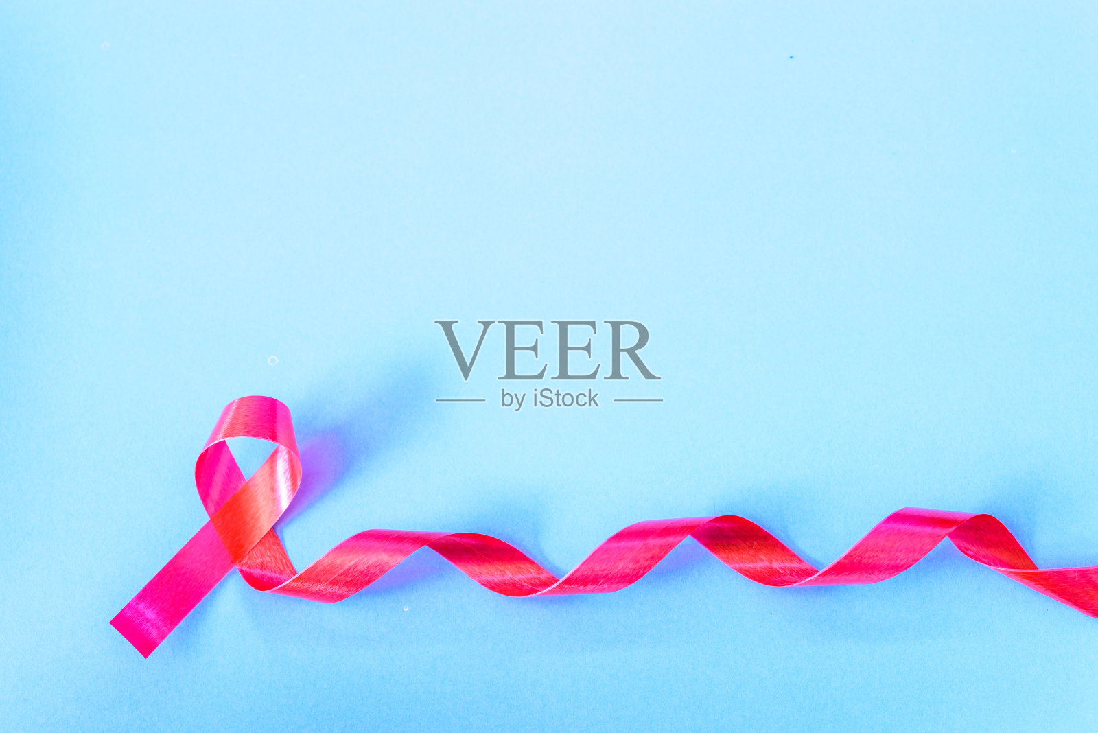 红丝带支持艾滋病,在蓝色背景照片摄影图片