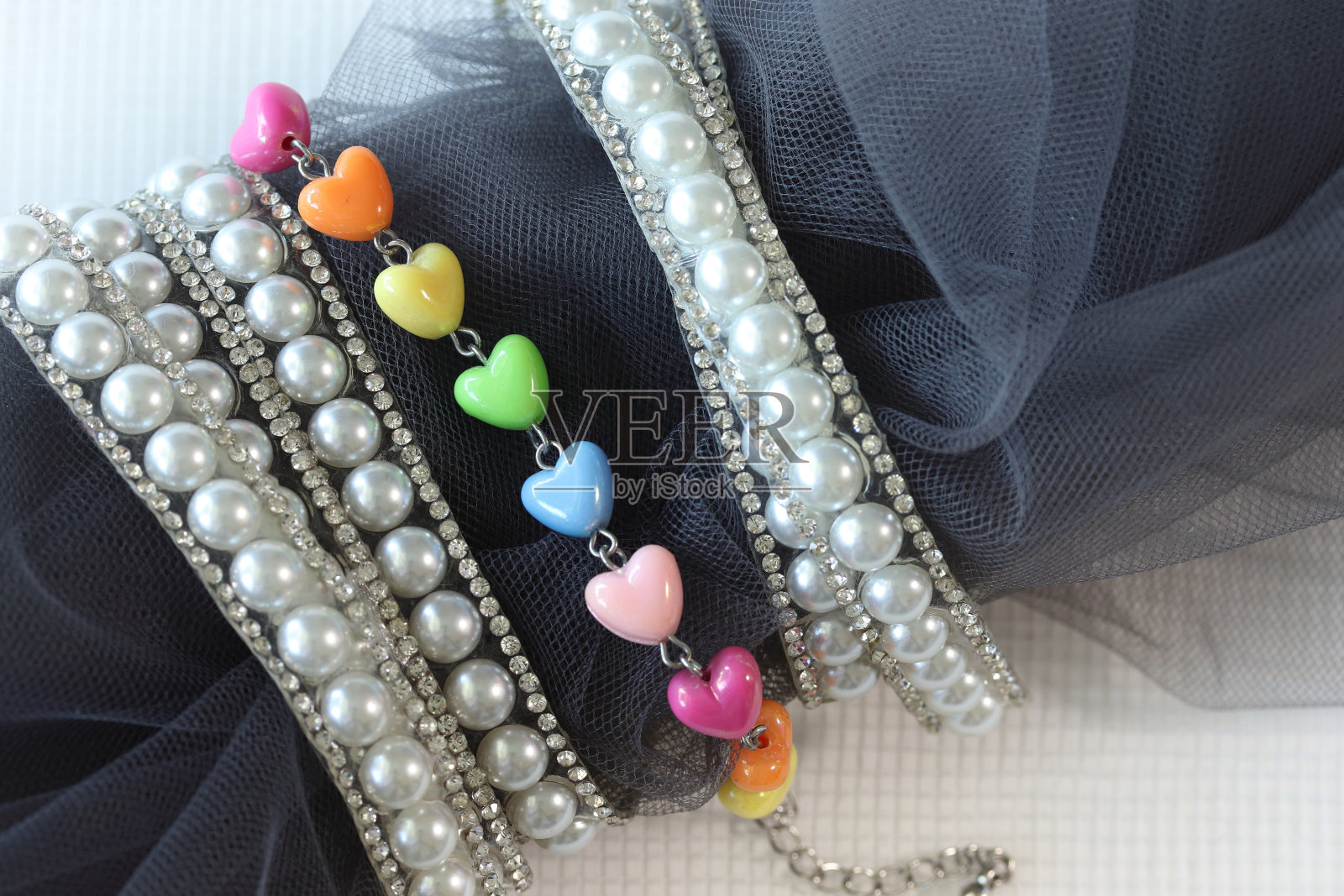 背景薄纱织物和珍珠和心脏照片摄影图片