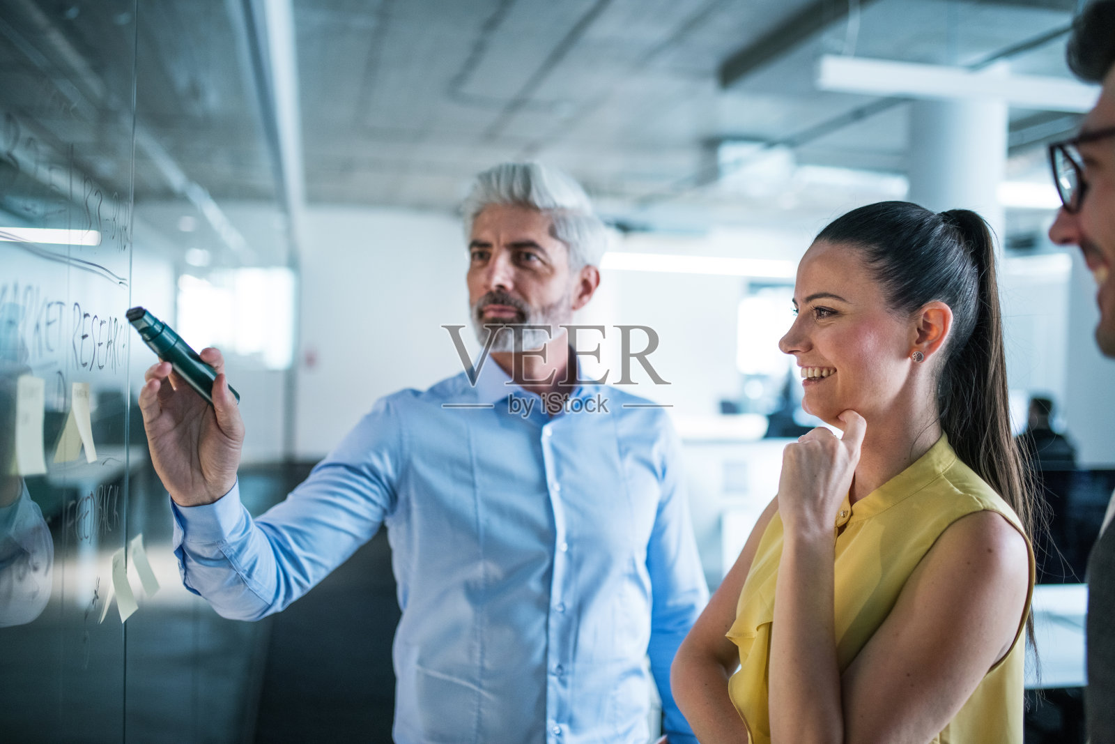 一群商人站在办公室里,头脑风暴。照片摄影图片