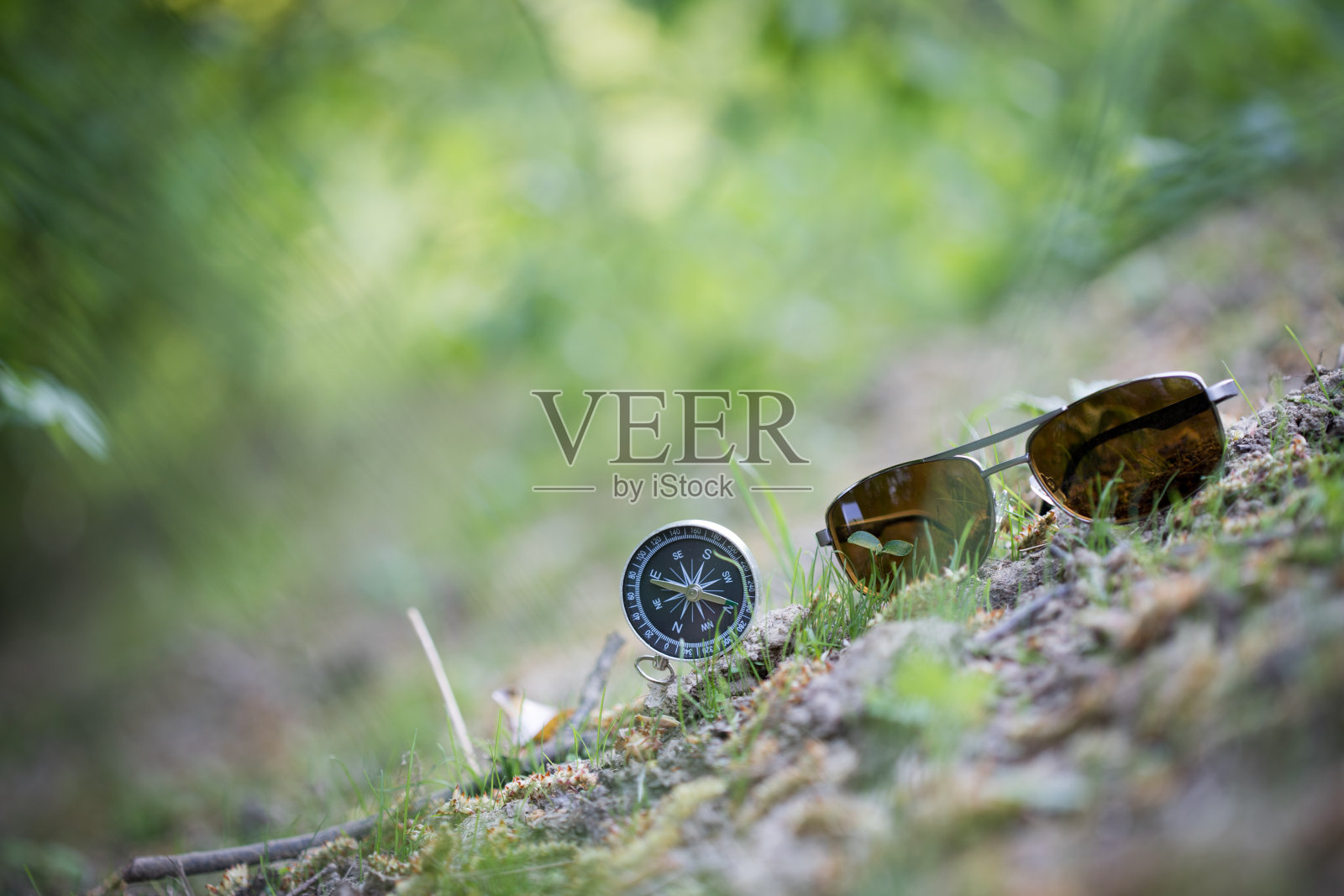 探险:指南针和太阳镜躺在地板上,显示方向照片摄影图片