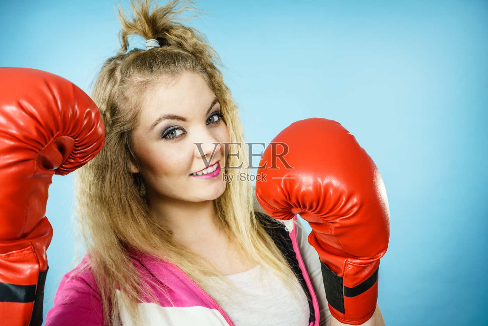 戴着红手套玩拳击运动的有趣女孩照片摄影图片