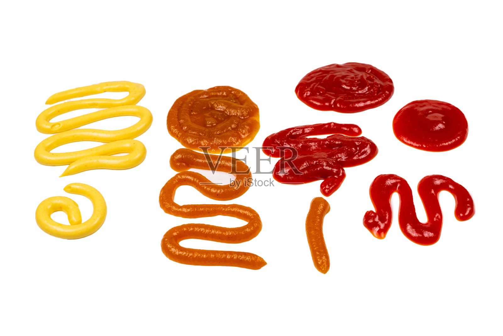 蕃茄酱和黄酱溅在白色的背景上。照片摄影图片