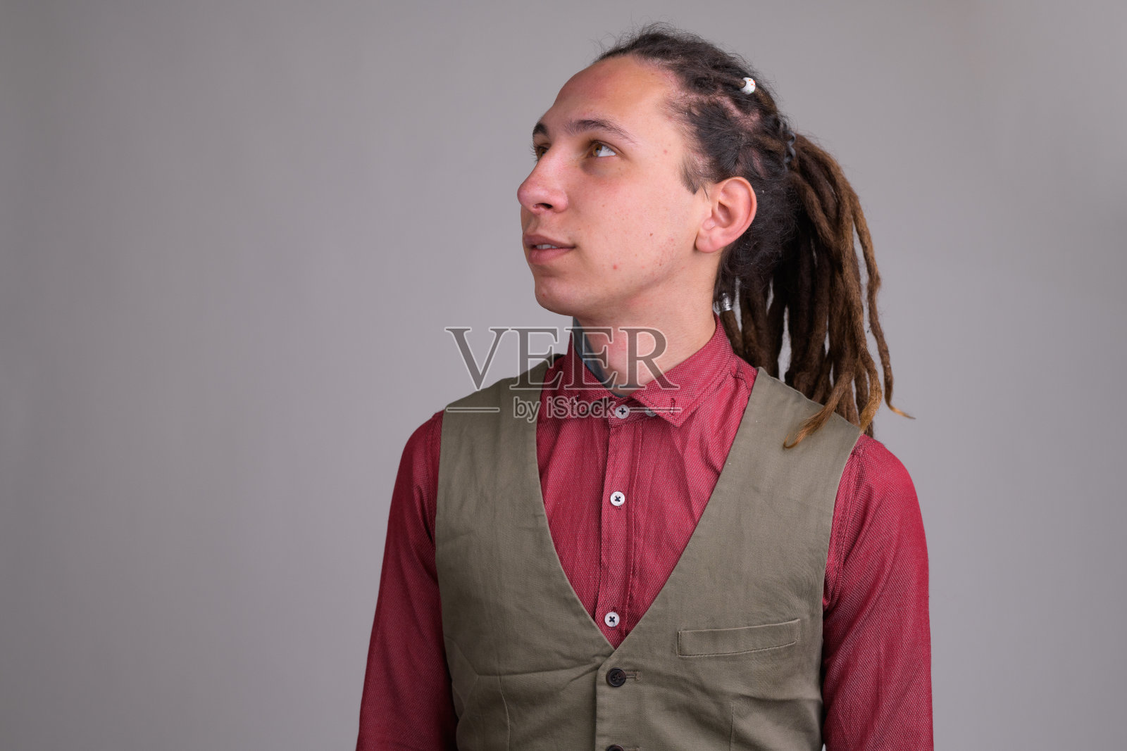 年轻英俊的商人脸上带着长发绺思考照片摄影图片