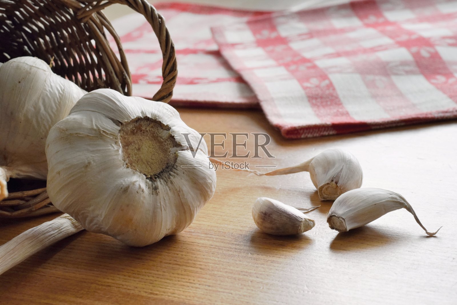 厨房桌子上有新鲜的大蒜照片摄影图片