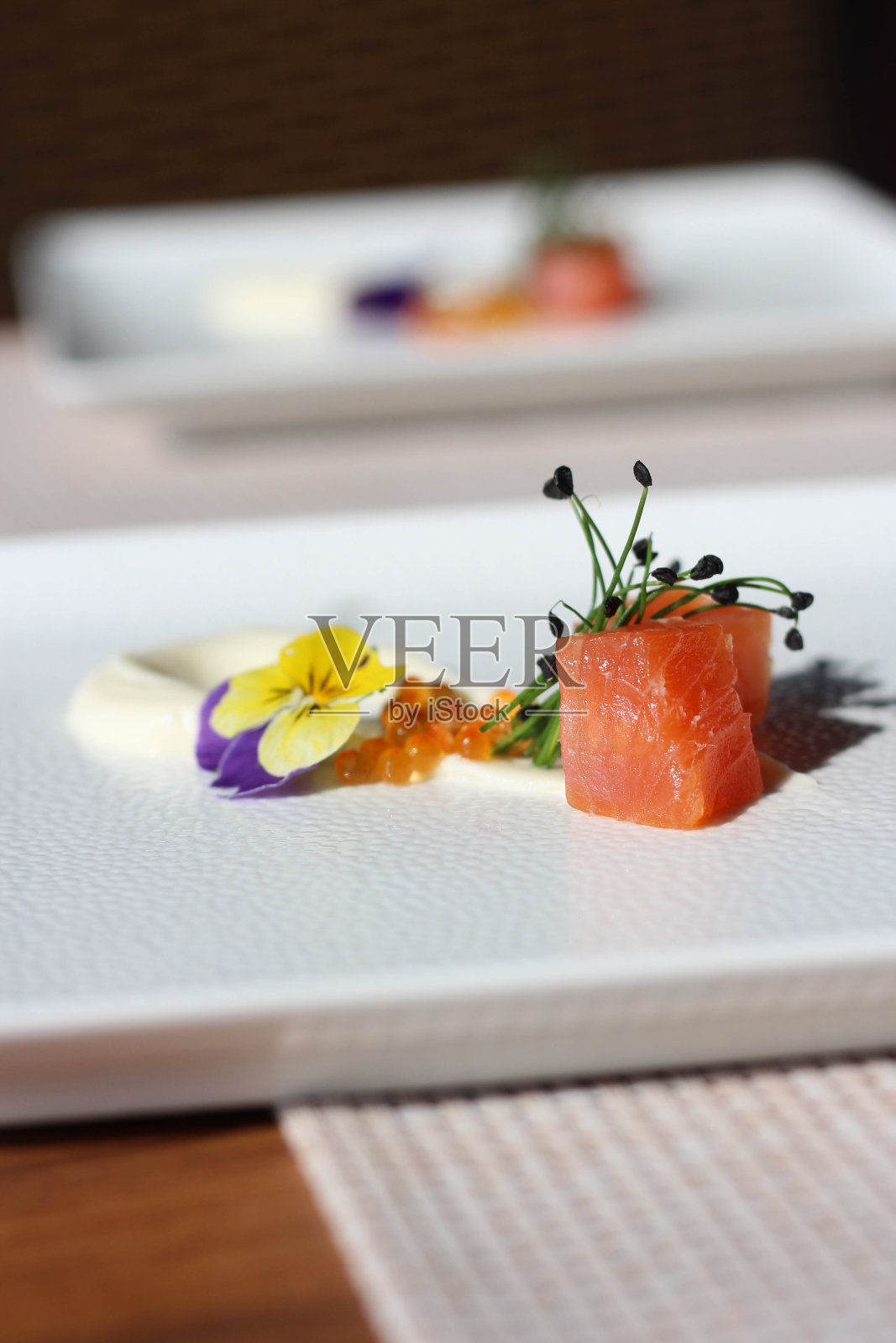 鲑鱼配鱼子酱照片摄影图片