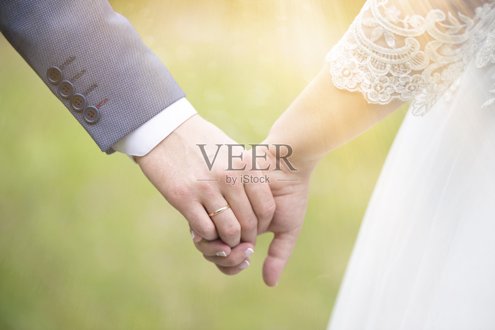 新娘和新郎的手。婚姻的概念。照片摄影图片