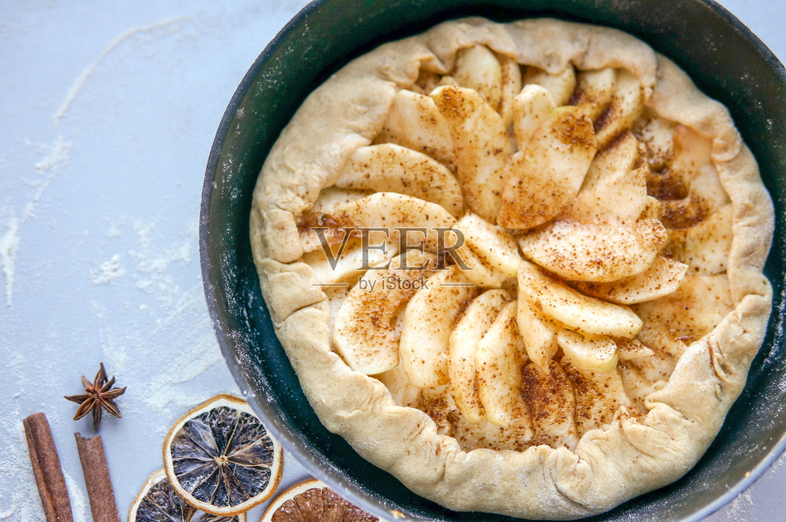 吃自家做的苹果馅饼照片摄影图片