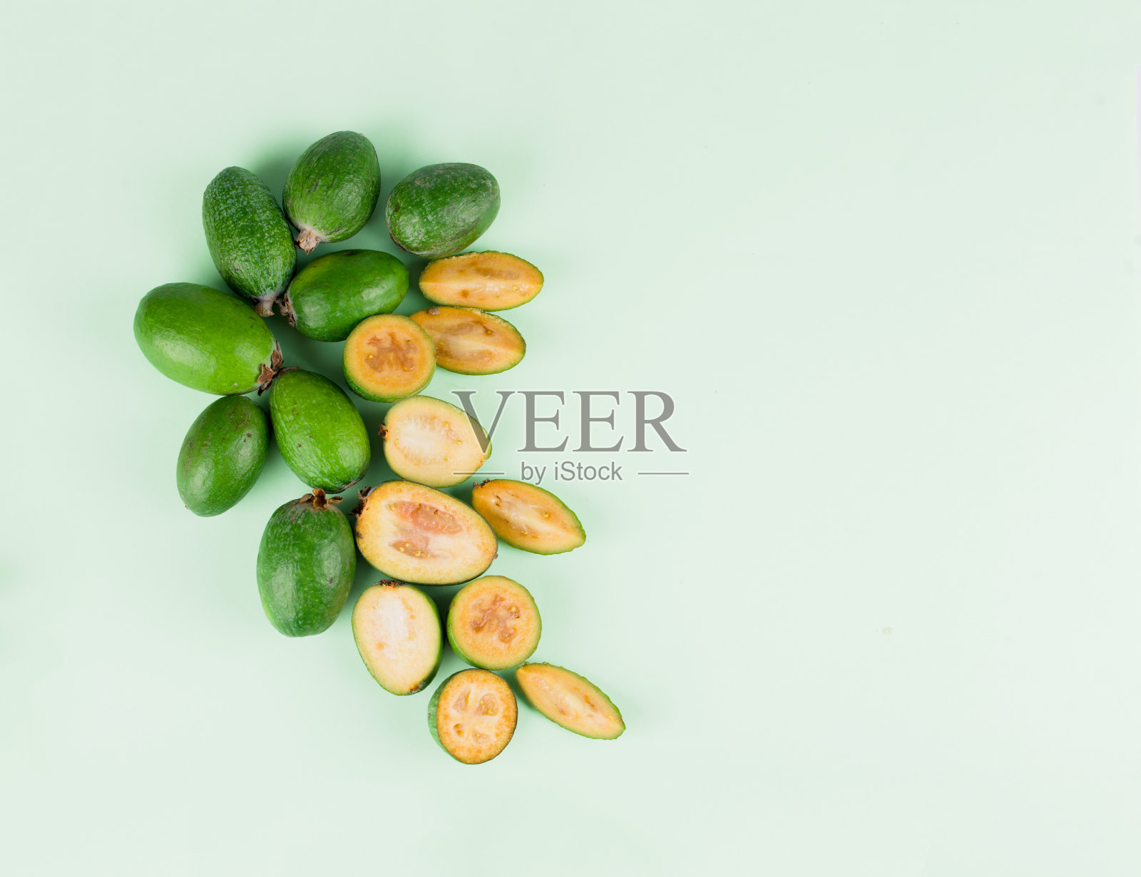 新鲜的feijoa水果与薄片薄荷背景。开心果照片摄影图片