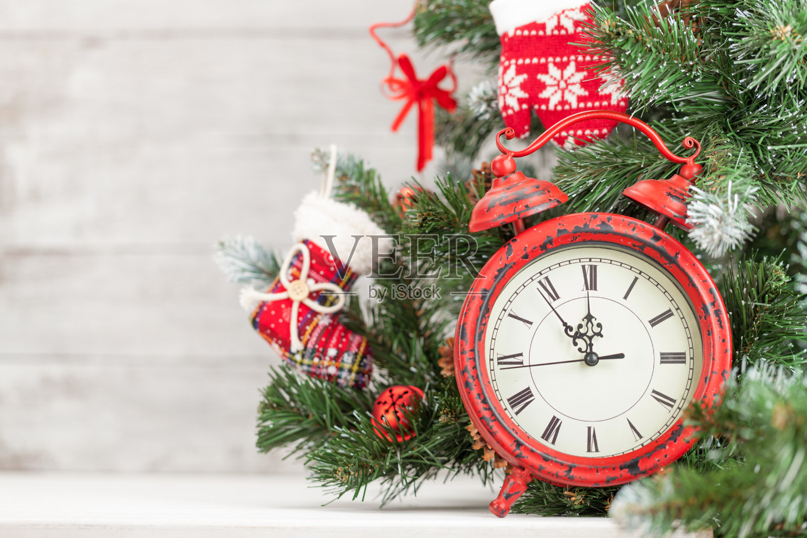 圣诞贺卡与装饰冷杉树和时钟照片摄影图片
