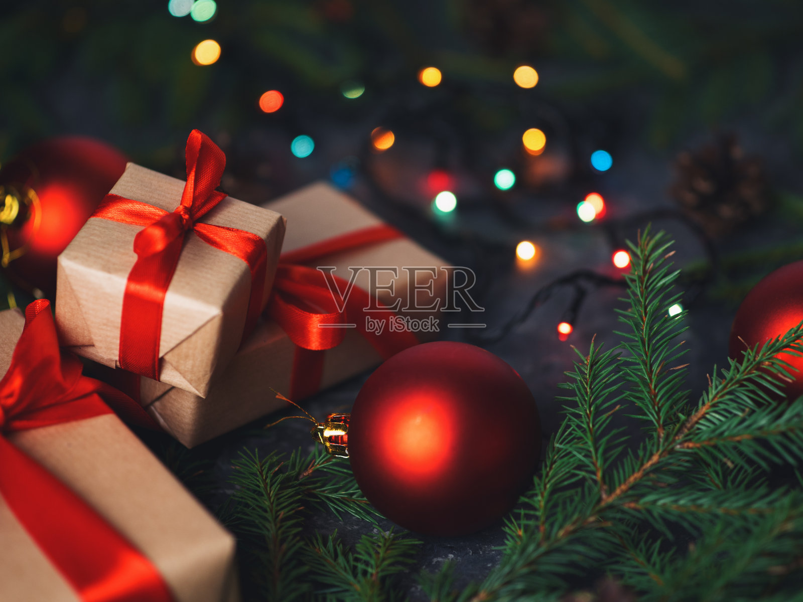 圣诞背景与树枝和礼物盒照片摄影图片