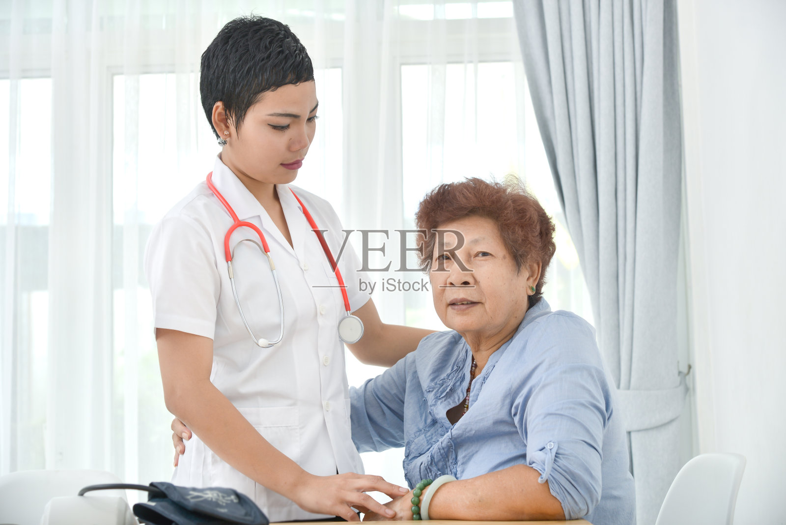 不要放弃!亚洲医生说她的病人女性在办公室。照片摄影图片