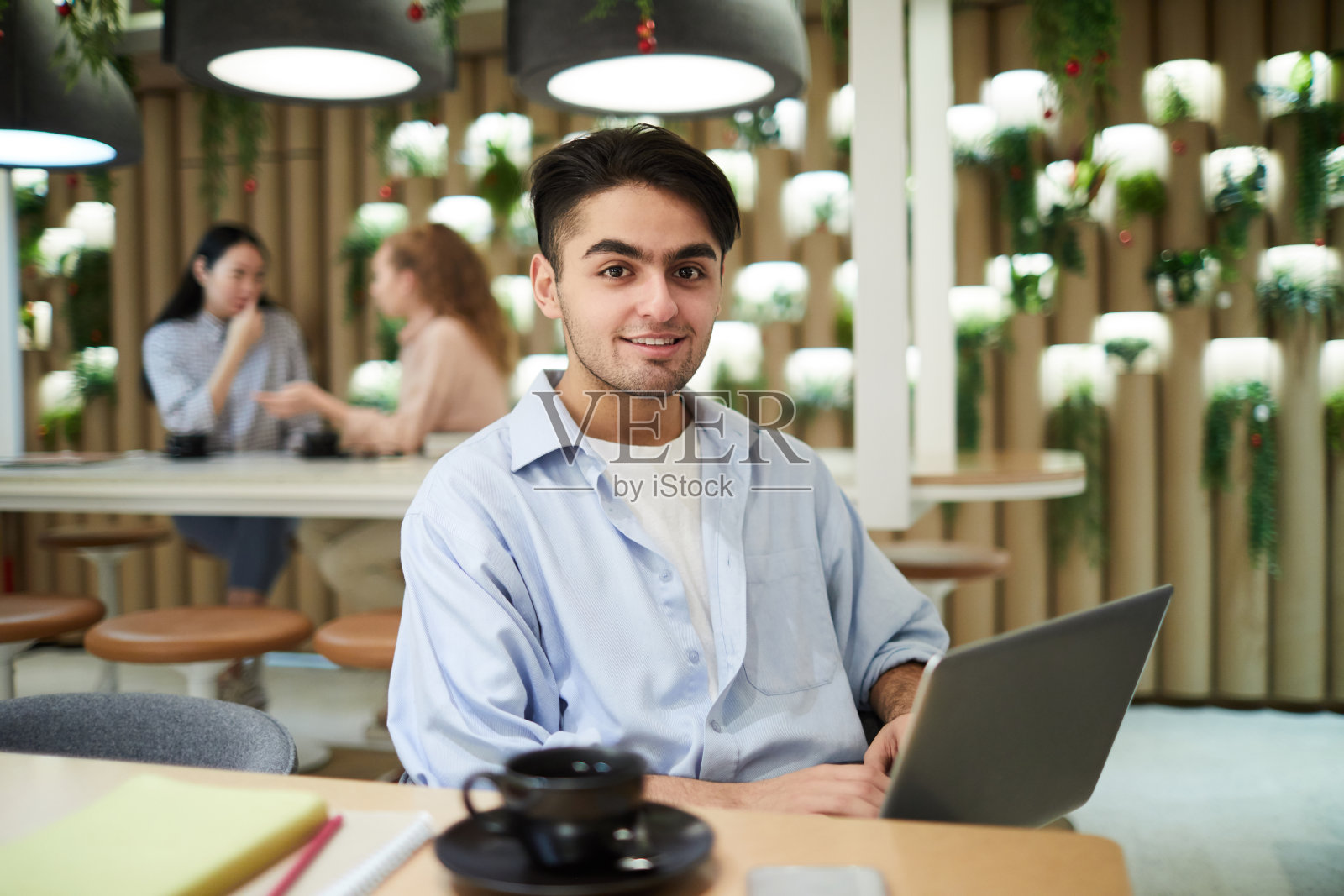 人的笔记本电脑照片摄影图片