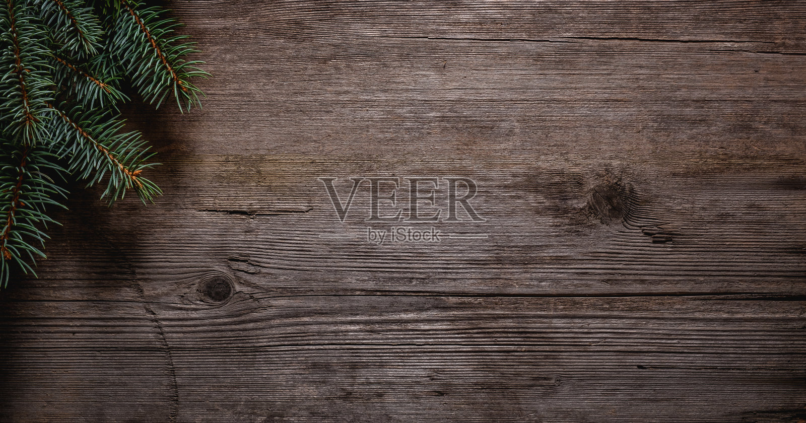 圣诞绿色框架从冷杉树枝在一个古老的灰色板背景。冷杉树枝的框架。圣诞贺卡空白。照片摄影图片