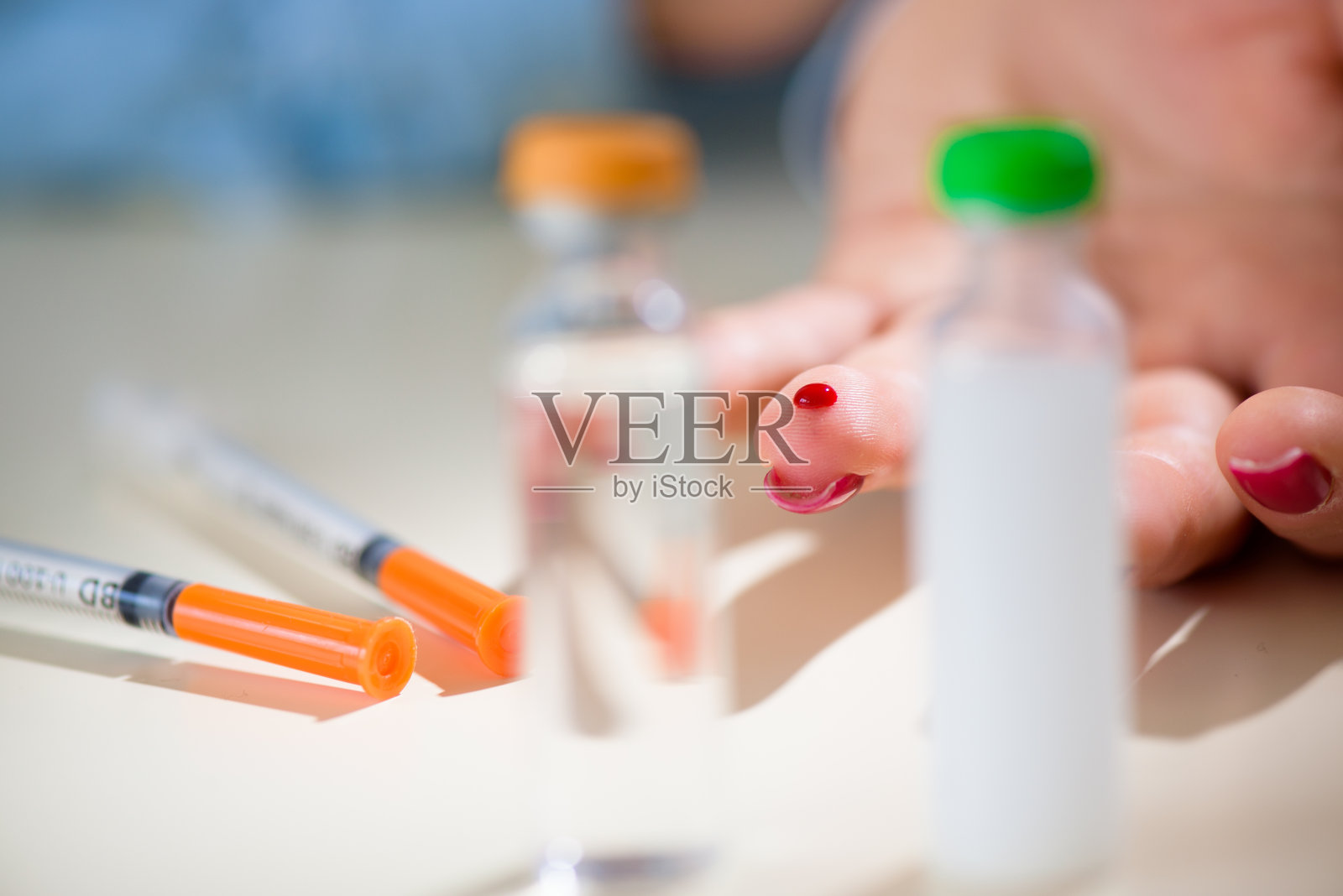 近亚洲妇女的手使用柳叶刀的手指检查血糖水平的血糖仪,医疗保健和检查,糖尿病,血糖概念照片摄影图片