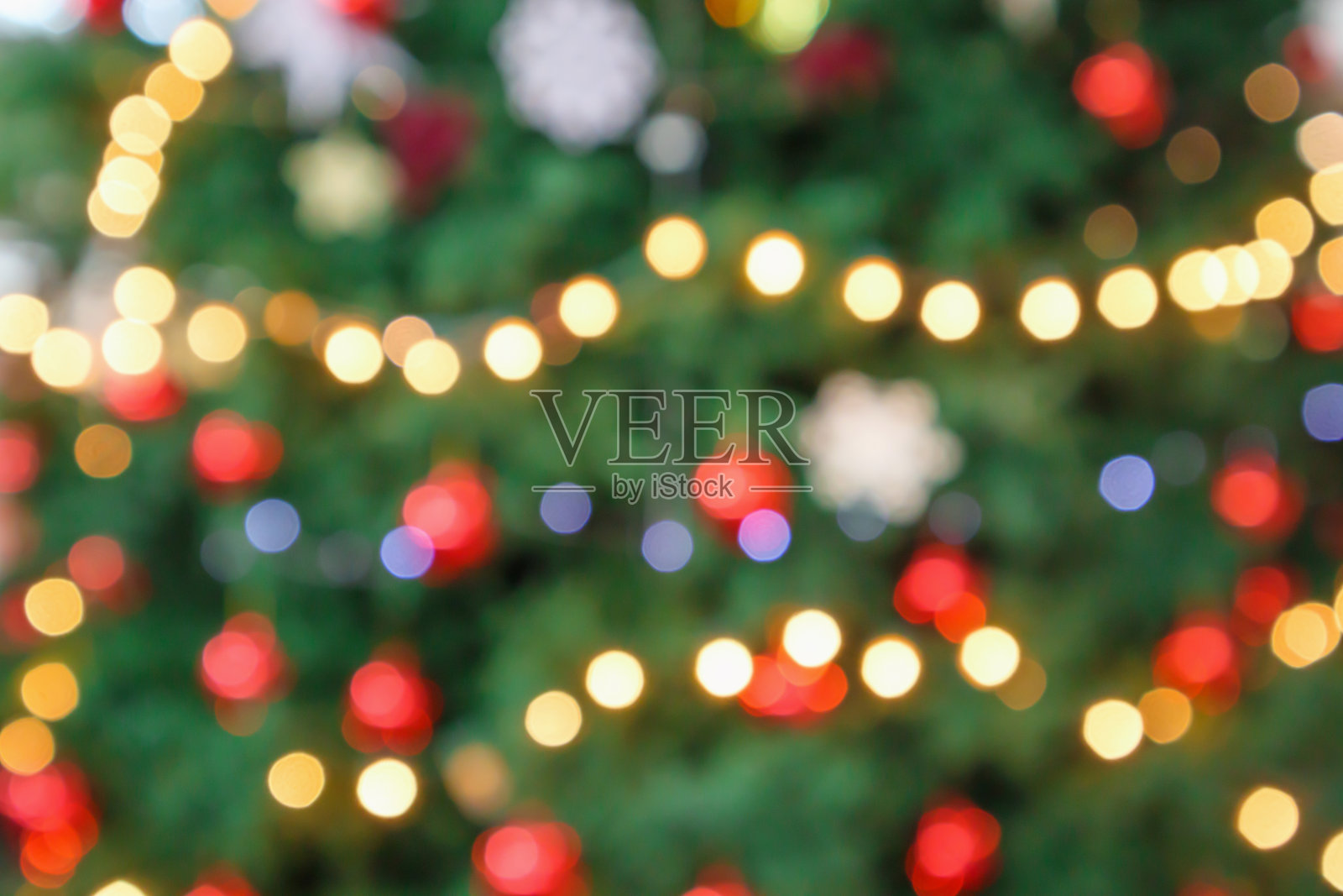 抽象的圣诞假期与节日金色散景灯树模糊的背景照片摄影图片
