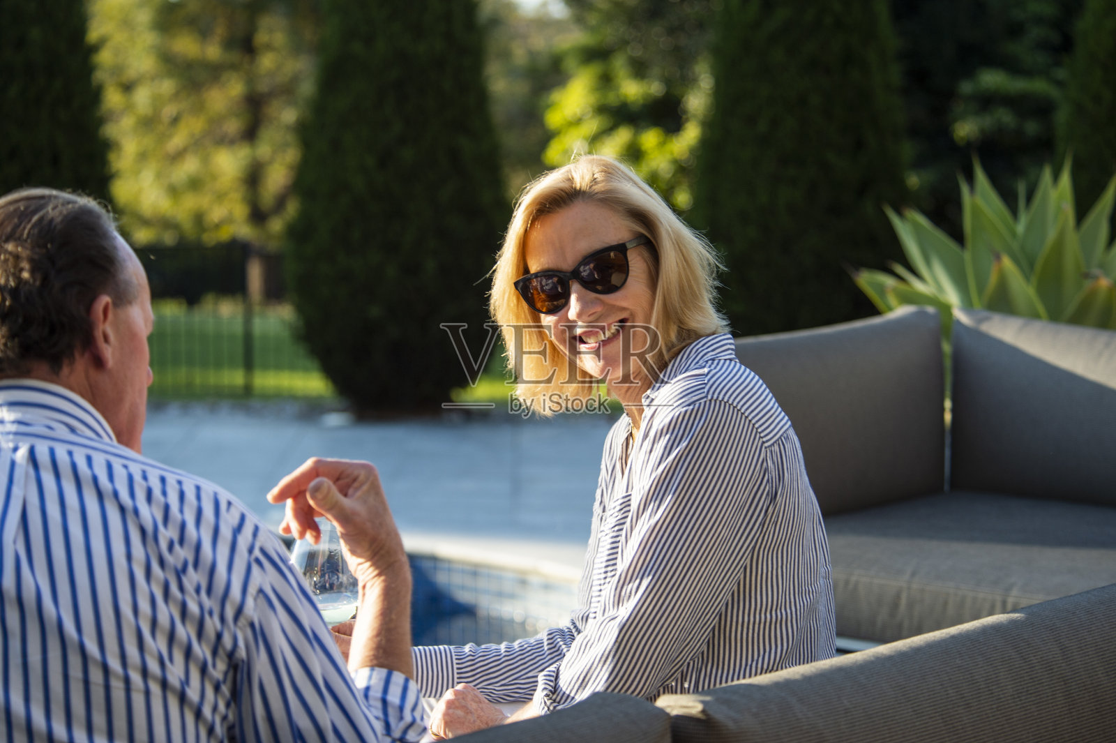 户外团体品酒照片摄影图片