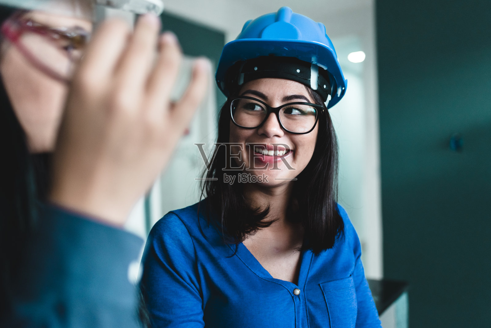 工作中的女工程师照片摄影图片