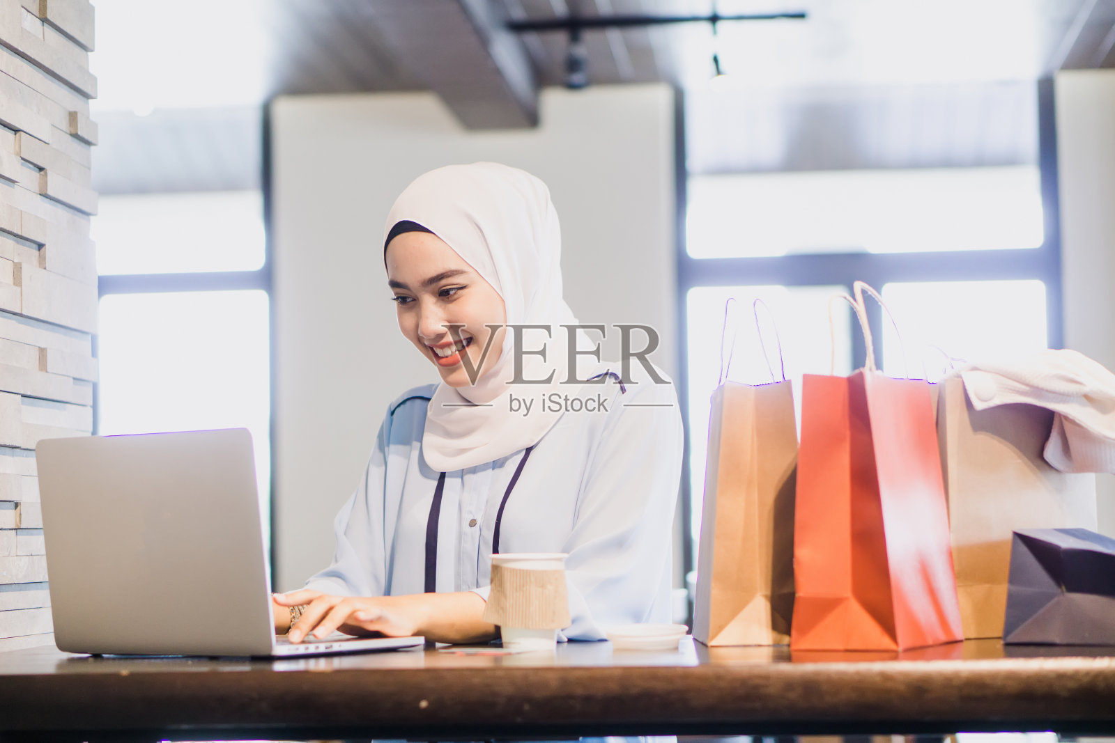 年轻的穆斯林女性在线企业家照片摄影图片