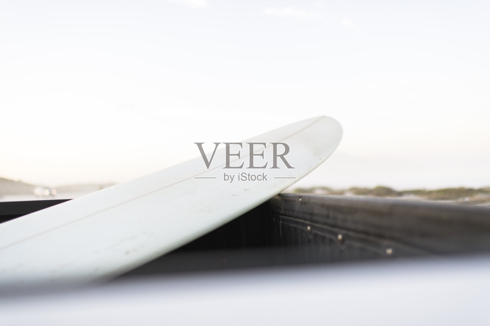 冲浪板放在皮卡后面照片摄影图片