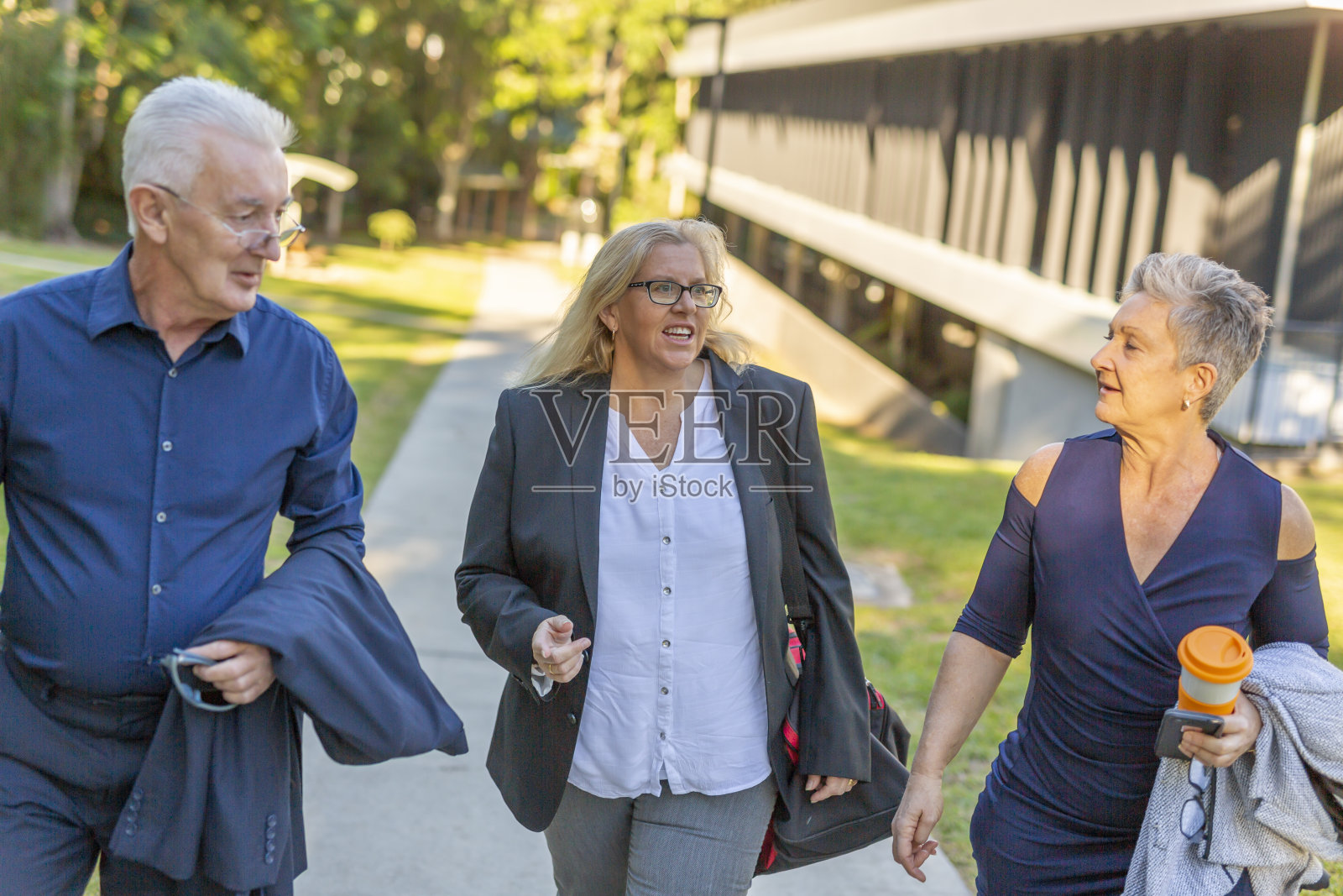 一群商务人士在户外散步照片摄影图片