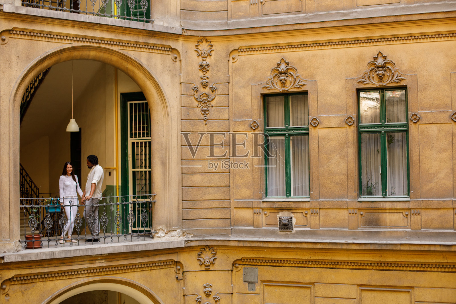 情侣参观老建筑照片摄影图片