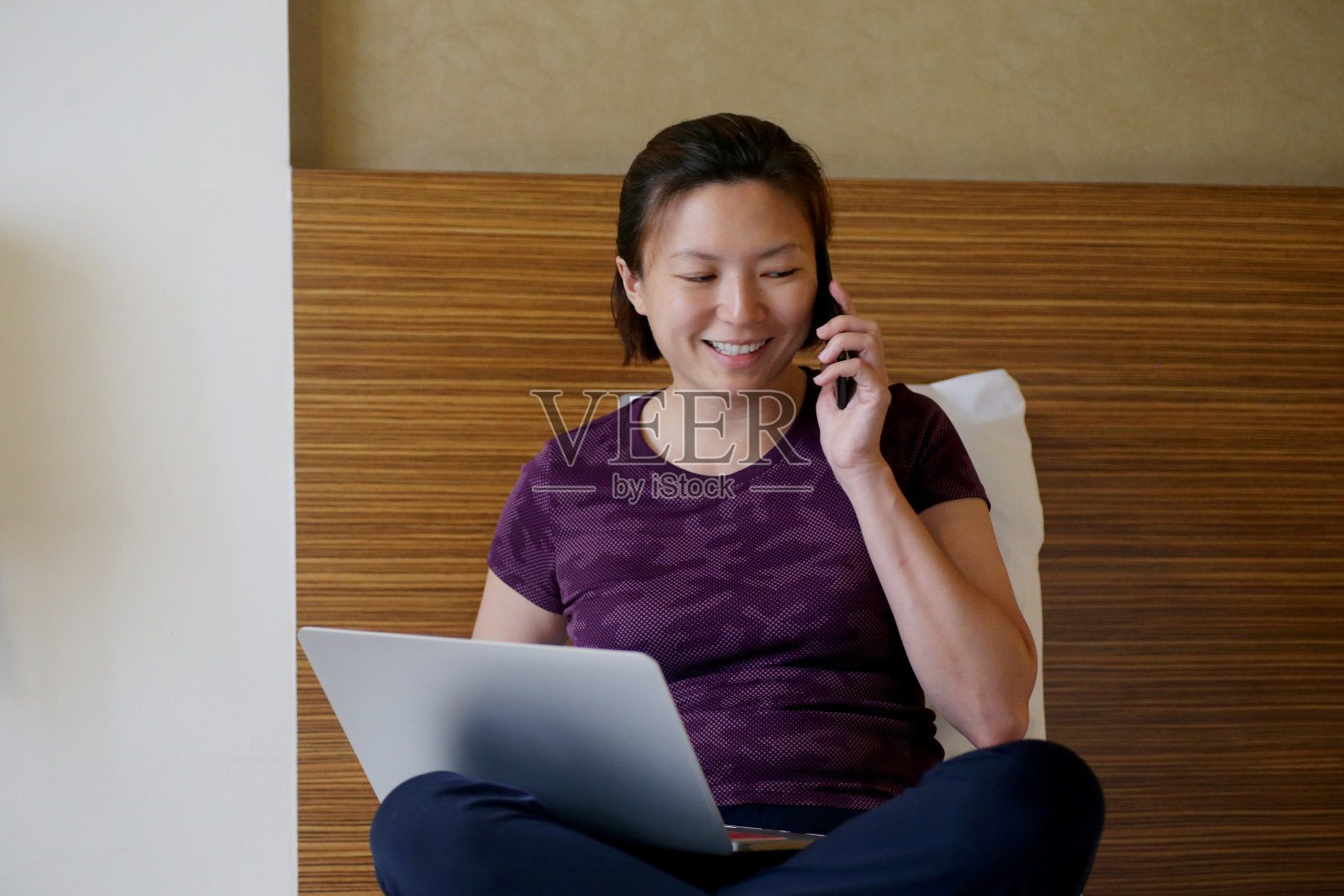 女人与科技设备-笔记本电脑照片摄影图片